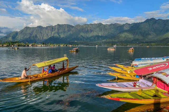 Houseboats, Mountains & Kashmiri Charm | 6 Days